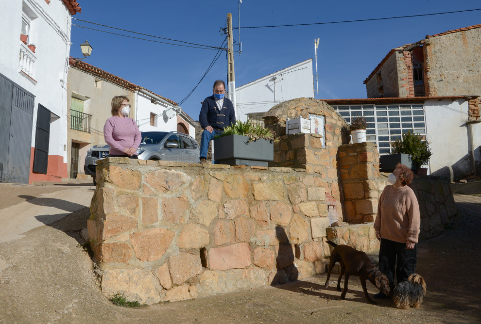 Entre semana apenas cuatro vecinos viven en Salcedillo, el pueblo más pequeño de Aragón.