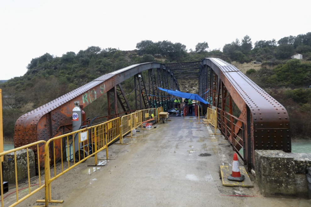 Las obras en el puente de Santa Eulalia de Gállego han obligado a cortar el tráfico.