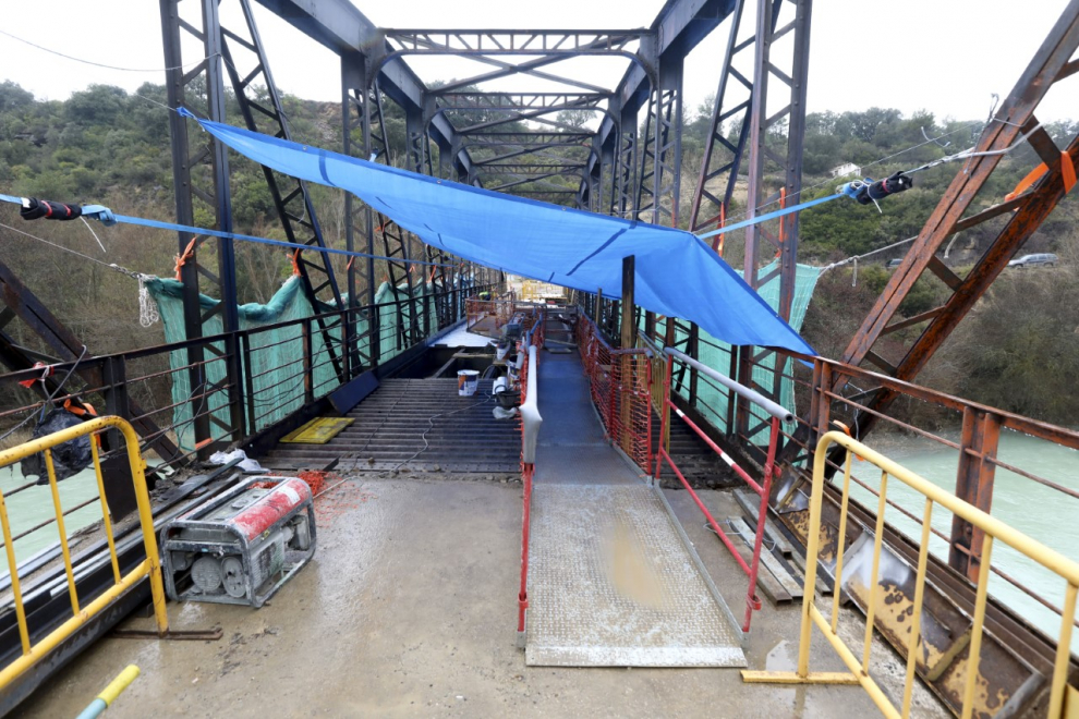Las obras en el puente de Santa Eulalia de Gállego han obligado a cortar el tráfico.