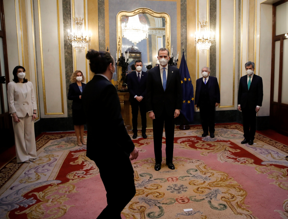 El vicepresidente Pablo Iglesias saludando al Rey este martes en el Congreso durante el aniversario del 23F