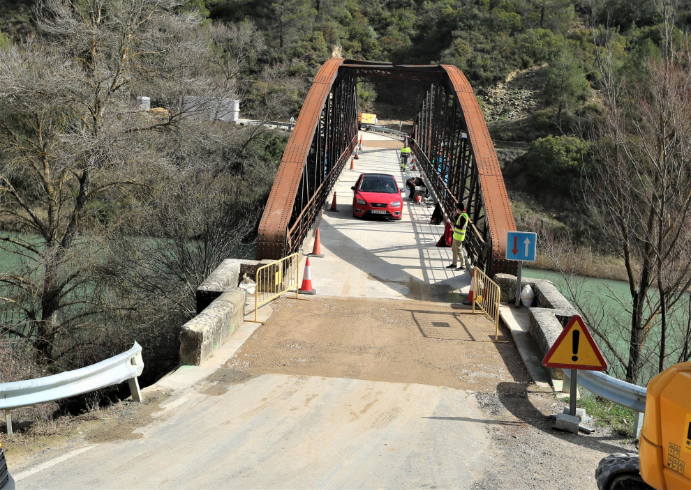 Reapertura a la circulación del puente de Santa Eulalia de Gállego tras más de un mes de obras.