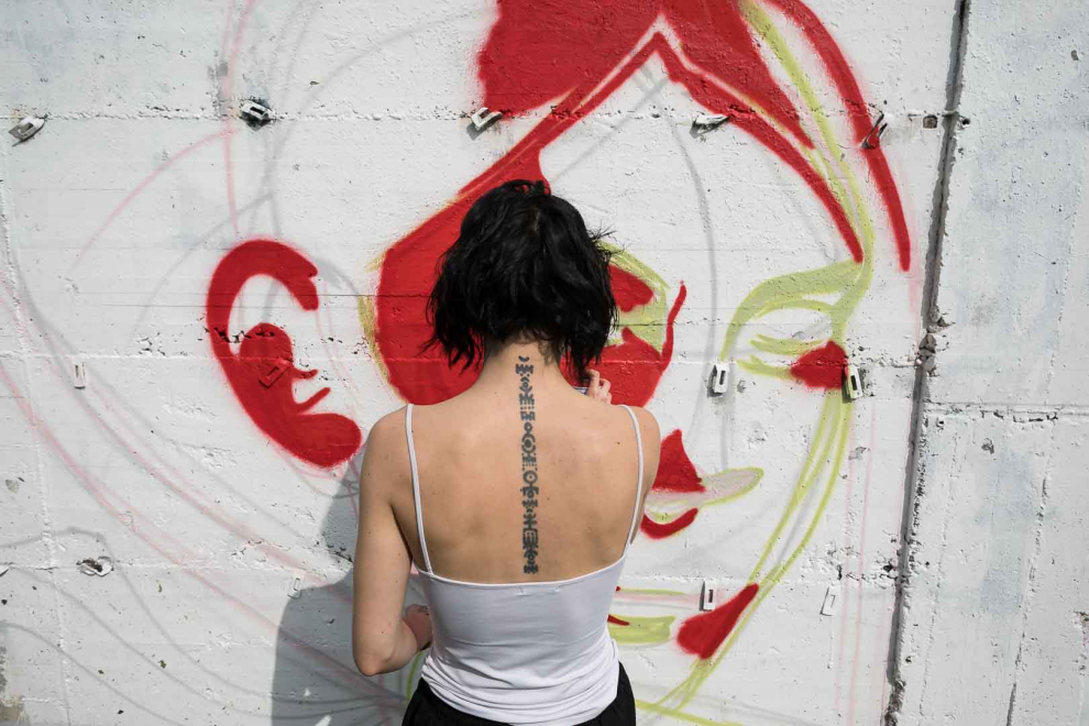 Pintan en el barrio de Torrero la replica del mural feminista que generó polémica en Madrid.