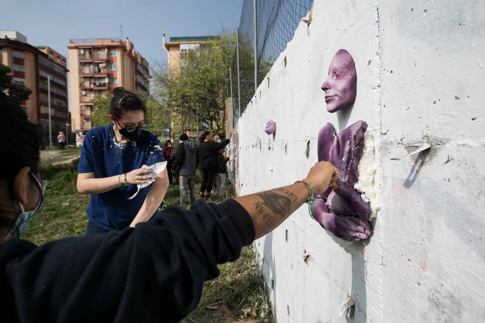 Pintan en el barrio de Torrero la replica del mural feminista que generó polémica en Madrid.