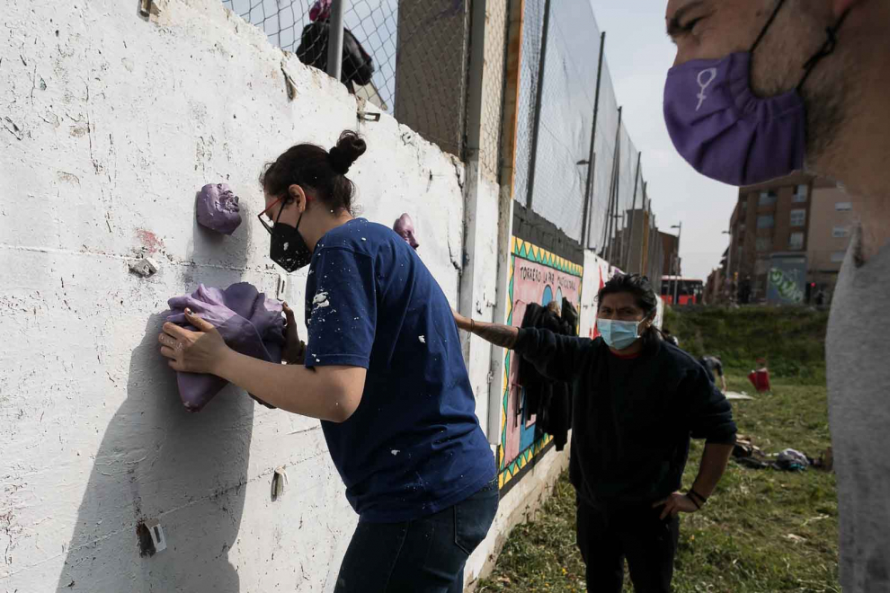 Pintan en el barrio de Torrero la replica del mural feminista que generó polémica en Madrid.