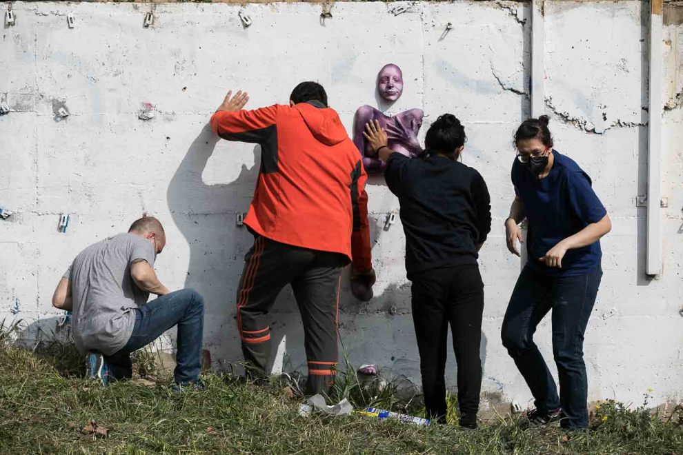 Pintan en el barrio de Torrero la replica del mural feminista que generó polémica en Madrid.