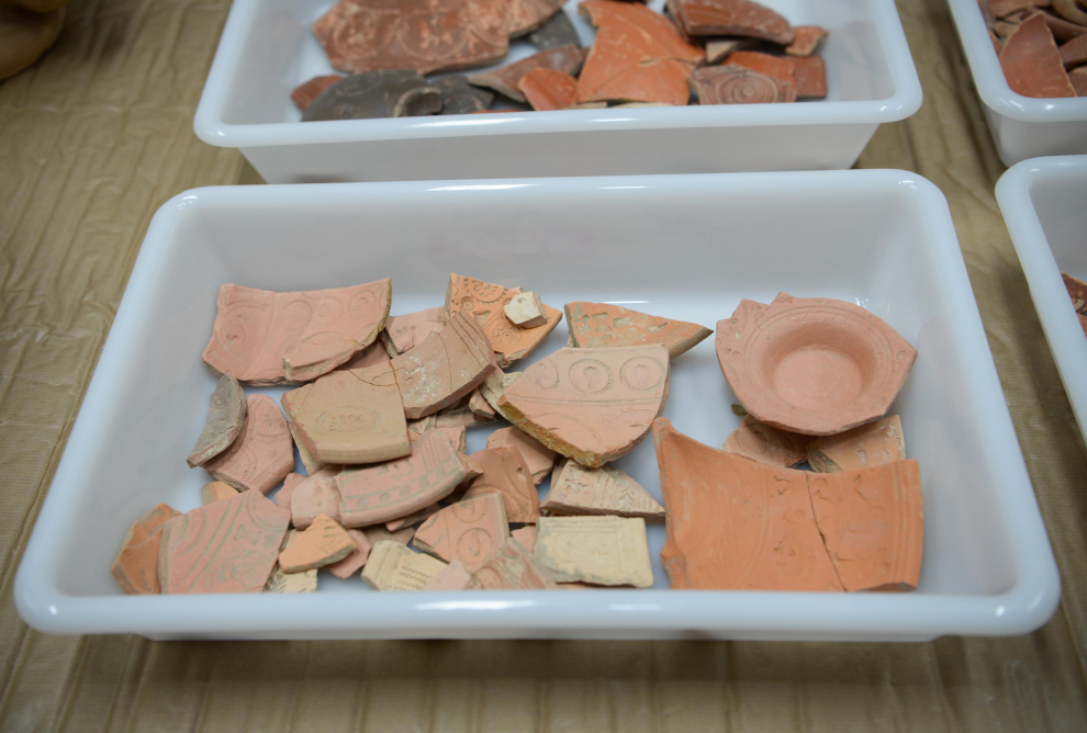 Piezas de cerámica romana y azulejos del siglo XVIII que ha n regresado a Teruel.