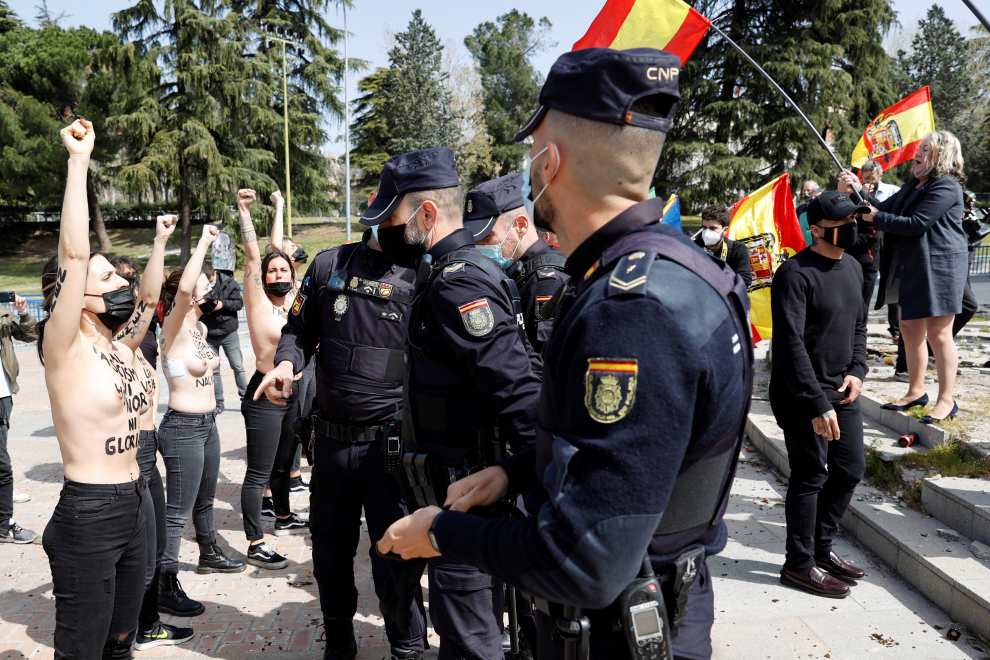 En Fotos Mujeres Desnudas De Femen Y Franquistas Se Enfrentan En Un