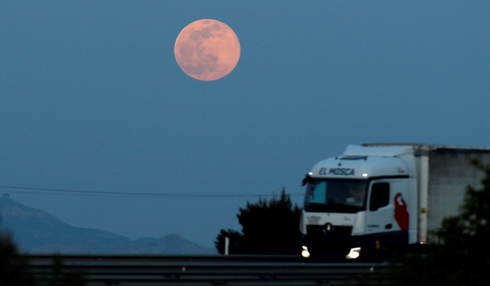 Espectaculares imágenes de la Luna de Gusano en Zaragoza