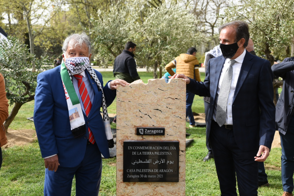 Zaragoza planta tres olivos para conmemorar el Día de la Tierra Palestina