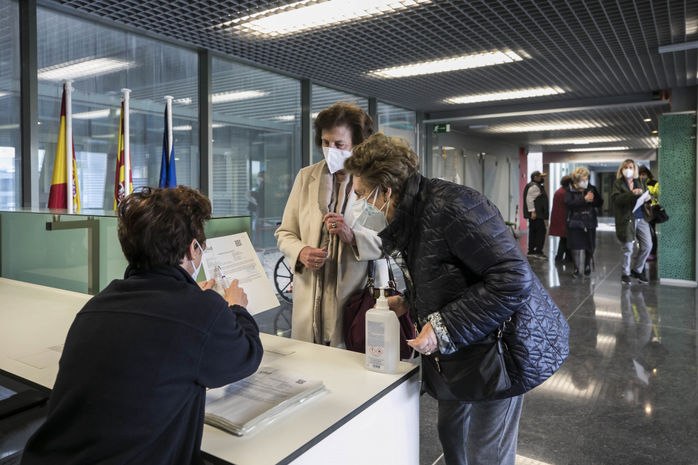 Vacunación de mutualistas mayores de 80 años en el 061 Aragón, en Zaragoza.