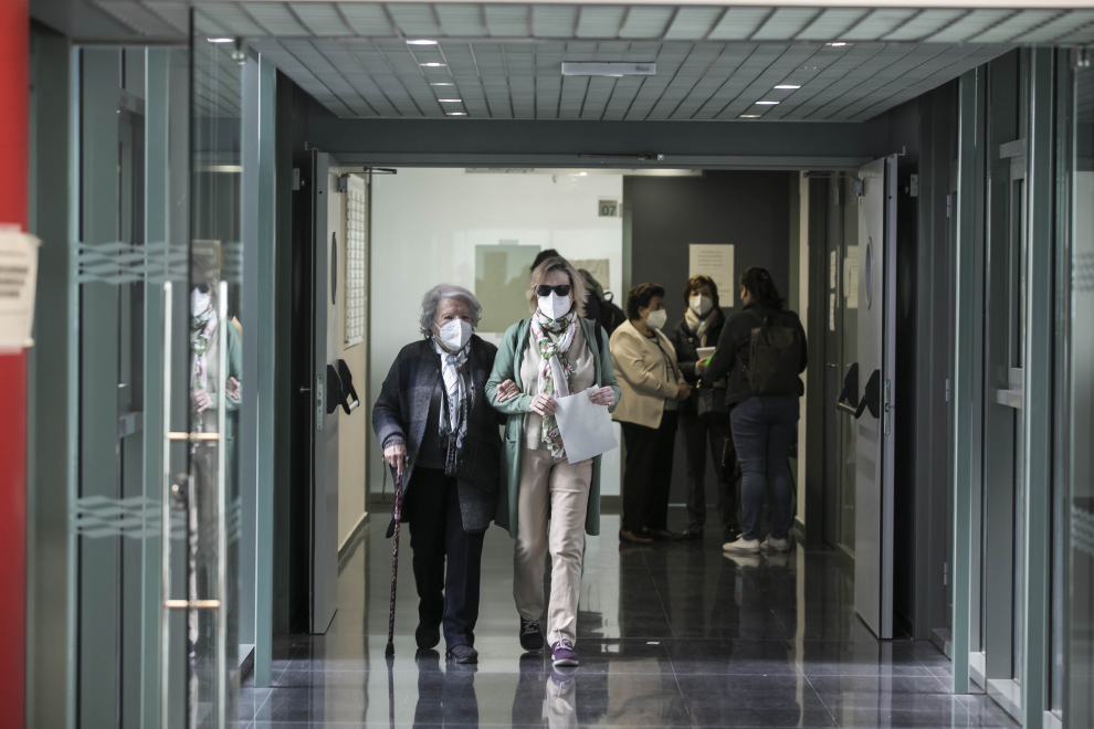 Vacunación de mutualistas mayores de 80 años en el 061 Aragón, en Zaragoza.
