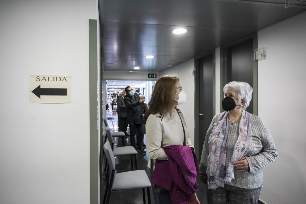 Vacunación de mutualistas mayores de 80 años en el 061 Aragón, en Zaragoza.