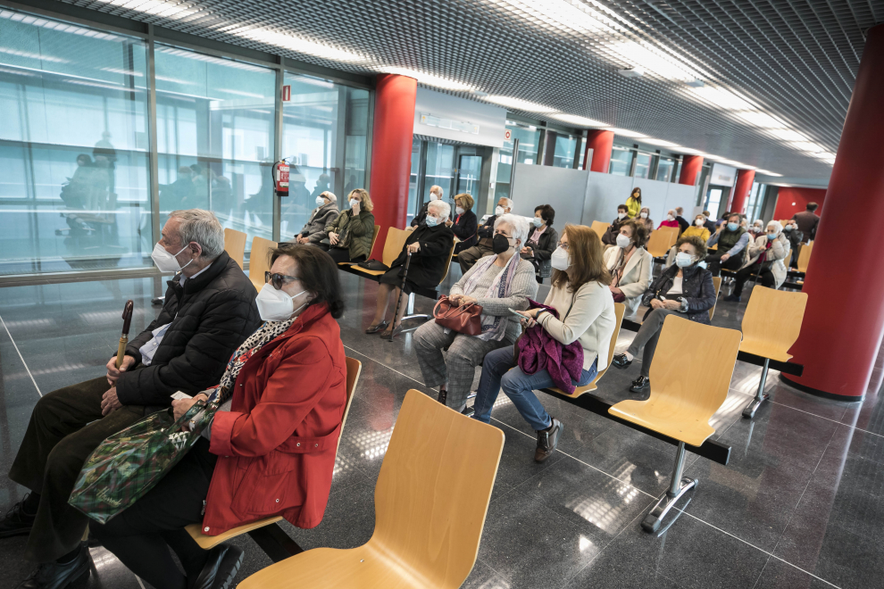 Vacunación de mutualistas mayores de 80 años en el 061 Aragón, en Zaragoza.