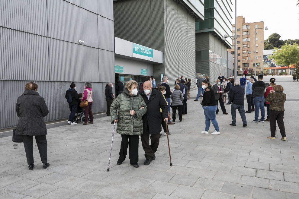 Vacunación de mutualistas mayores de 80 años en el 061 Aragón, en Zaragoza.