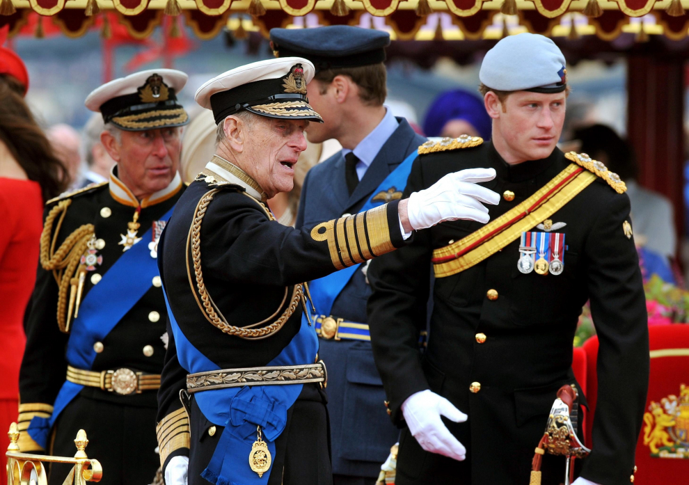 London (United Kingdom), 08/06/2006.- (FILE) - A picture dated 08 June 2006 shows Prince Philip, the Duke of Edinburgh inspecting a rank of Chelsea Pensioners at the Royal Hospital Chelsea in London, Britain (reissued 09 April 2021. According to the Buckingham Palace, Prince Philip has died aged 99. (Reino Unido, Edimburgo, Londres) EFE/EPA/RICHARD LEWIS Prince Philip dies