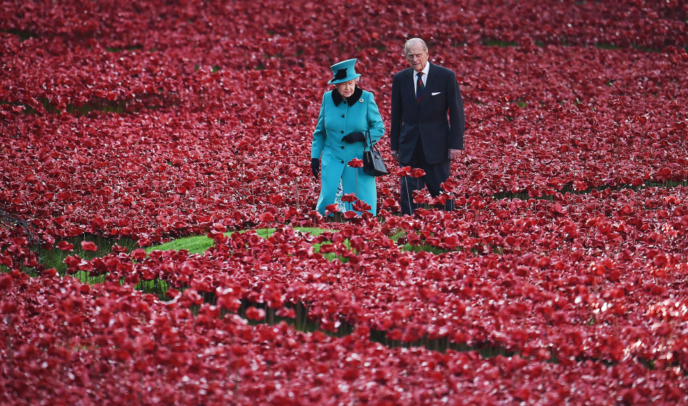 London (United Kingdom), 13/11/2008.- (FILE) - A picture dated 18 November 2007 shows (front) Britain's Queen Elizabeth II (C) and Prince Philip, Duke of Edinburgh (R) and Prince Charles (L), (back L- R) Prince Andrew, Princess Anne and Prince Edward at Clarence House during a dinner hosted by the Prince of Wales and the Duchess of Cornwall to mark the forthcoming Diamond Wedding Anniversary of The Queen and The Duke in London, Britain (reissued 09 April 2021. According to the Buckingham Palace, Prince Philip has died aged 99. (Duque Duquesa Cambridge, Reino Unido, Edimburgo, Londres) EFE/EPA/TIM GRAHAM / POOL NO SALES Queen Elizabeth II dies