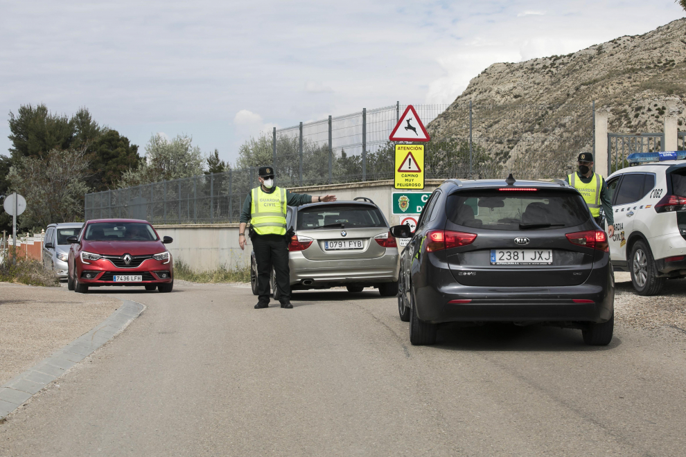 Controles de la Guardia Civil a coches, motos y bicicletas en los accesos a Cuarte de Huerva por su confinamiento perimetral.