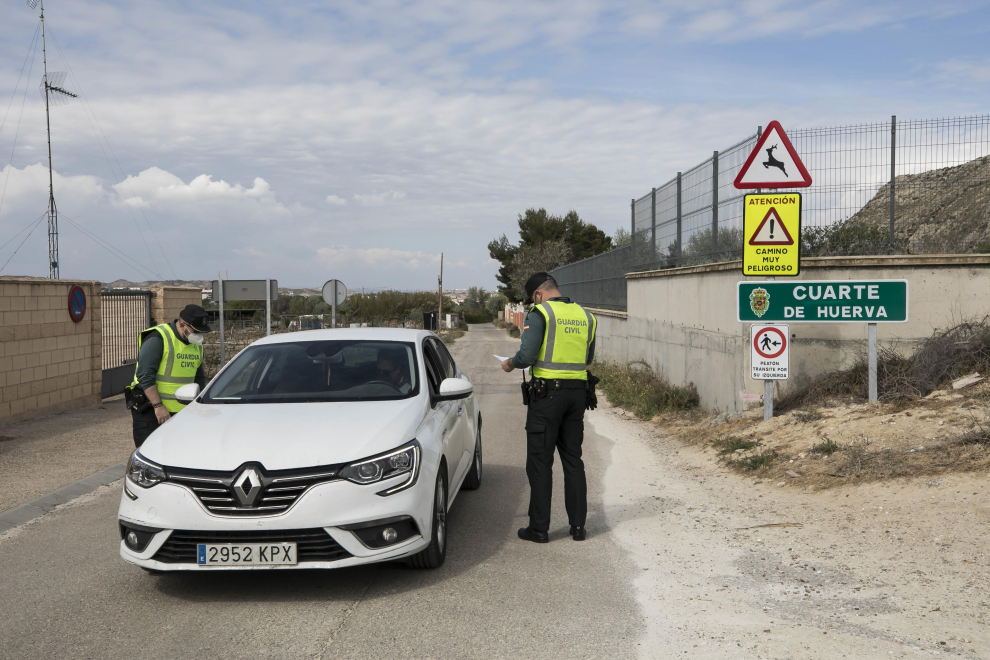 Controles de la Guardia Civil a coches, motos y bicicletas en los accesos a Cuarte de Huerva por su confinamiento perimetral.