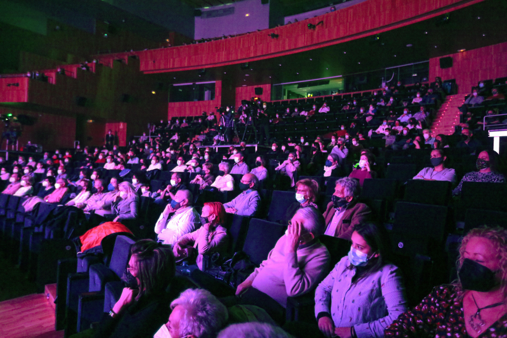 La jota embelesa en el Palacio de Congresos de Huesca.