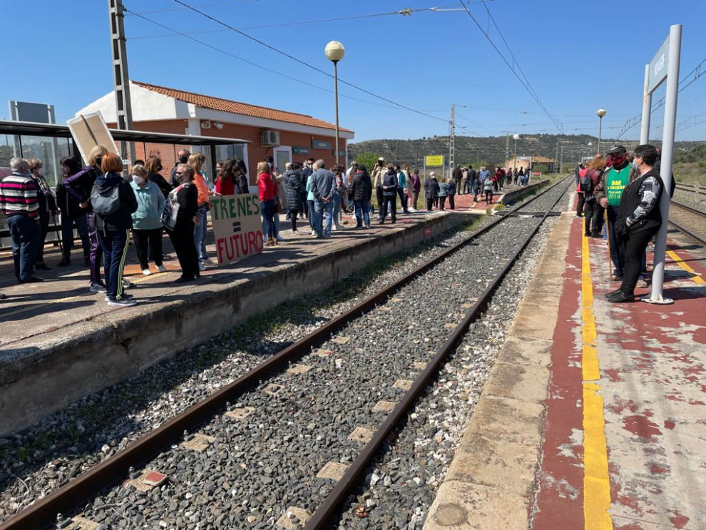Concentración en la estación de Nonaspe para reivindicar un servicio de tren de calidad.