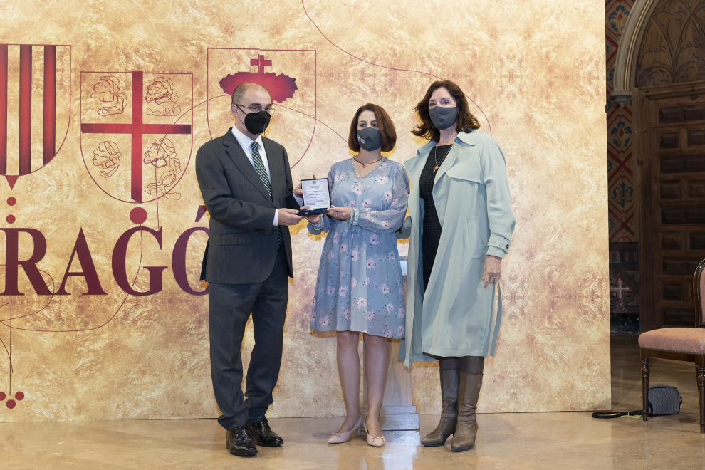 El presidente del Gobierno de Aragón, Javier Lambán, entrega la medalla al merito cultural a Raquel Esteban, gerente de la fundacion Bodas de Isabel de Segura durante el acto del Día de San Jorge en Teruel.