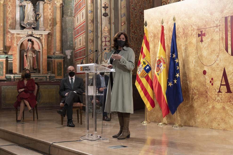 El presidente del Gobierno de Aragón, Javier Lambán, entrega la medalla al mérito cultural a Raquel Esteban, gerente de la Fundación Bodas de Isabel de Segura durante el acto del Día de San Jorge en Teruel.