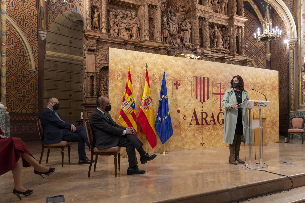 El presidente del Gobierno de Aragón, Javier Lambán, entrega la medalla al mérito cultural a Raquel Esteban, gerente de la Fundación Bodas de Isabel de Segura durante el acto del Día de San Jorge en Teruel.