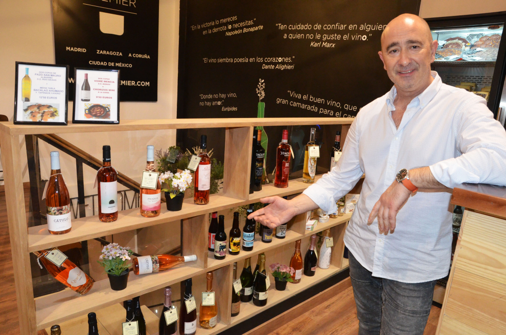 En Vinopremier se pueden degustar y comprar vinos, cervezas y otras bebidas, y compartirlos con tapas.