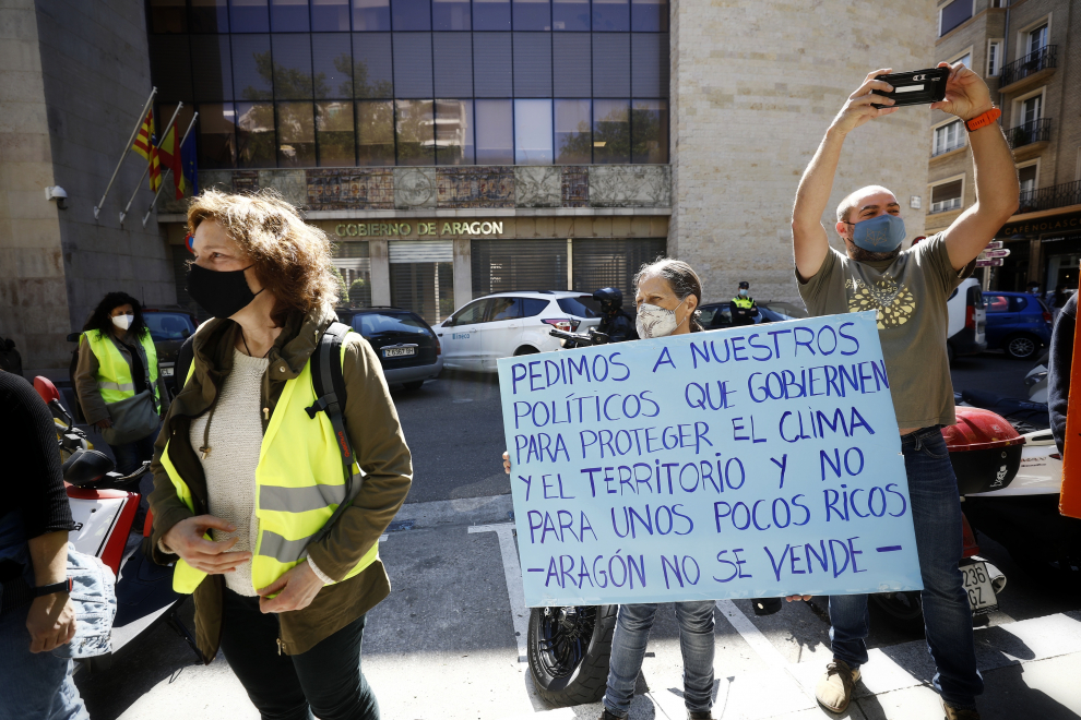 Cadena humana de protesta contra el cambio climático convocada en Zaragoza por distintas plataformas
