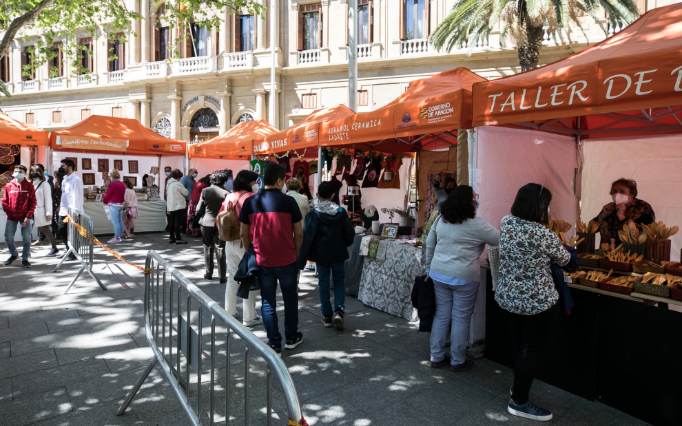 Feria de Artesanía en la plaza de Aragón de Zaragoza para celebrar el 23 de abril