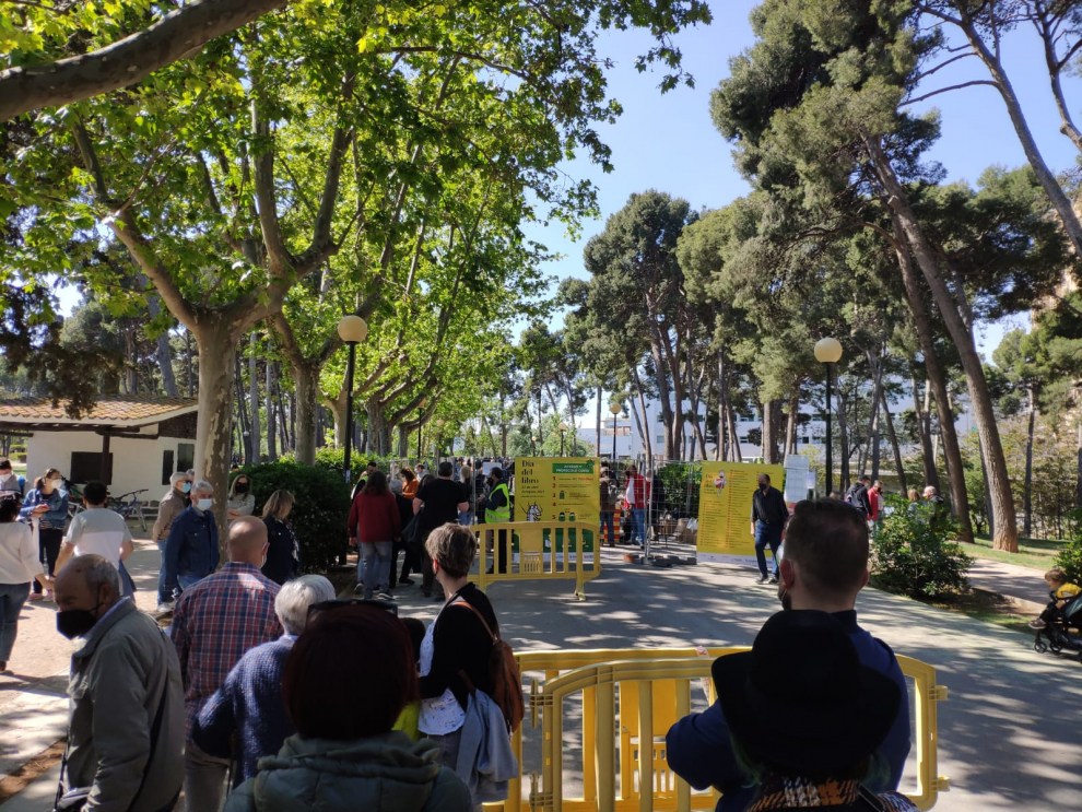 Largas filas en el Parque Grande José Antonio Labordeta para acceder a la Feria del Libro.