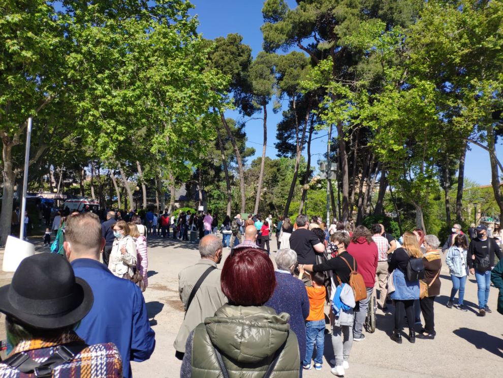 Largas filas en el Parque Grande José Antonio Labordeta para acceder a la Feria del Libro.