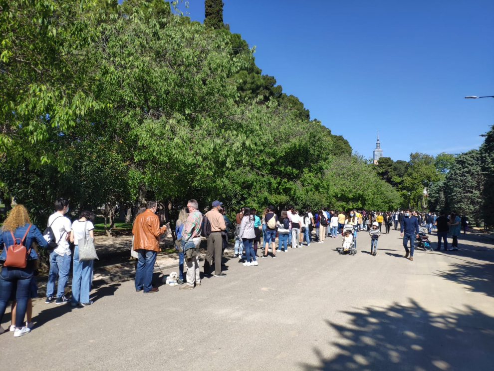 Largas filas en el Parque Grande José Antonio Labordeta para celebrar la Feria del Libro.