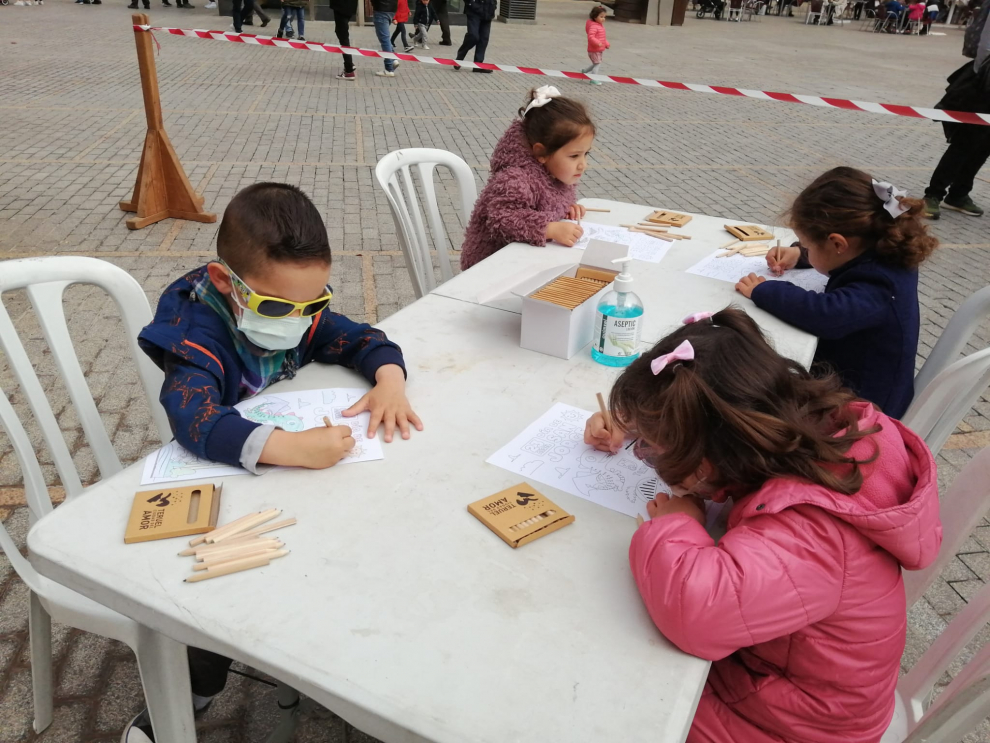 Los niños turolenses dibujan a San Jorge en la plaza de San Juan.