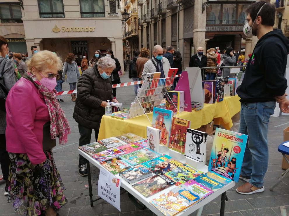 Teruel celebra la Feria del Libro en la plaza del Torico.