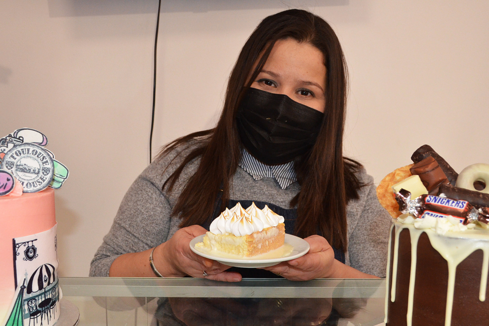 Marianny Zambrano, en su pequeña pastelería creativa de la margen izquierda