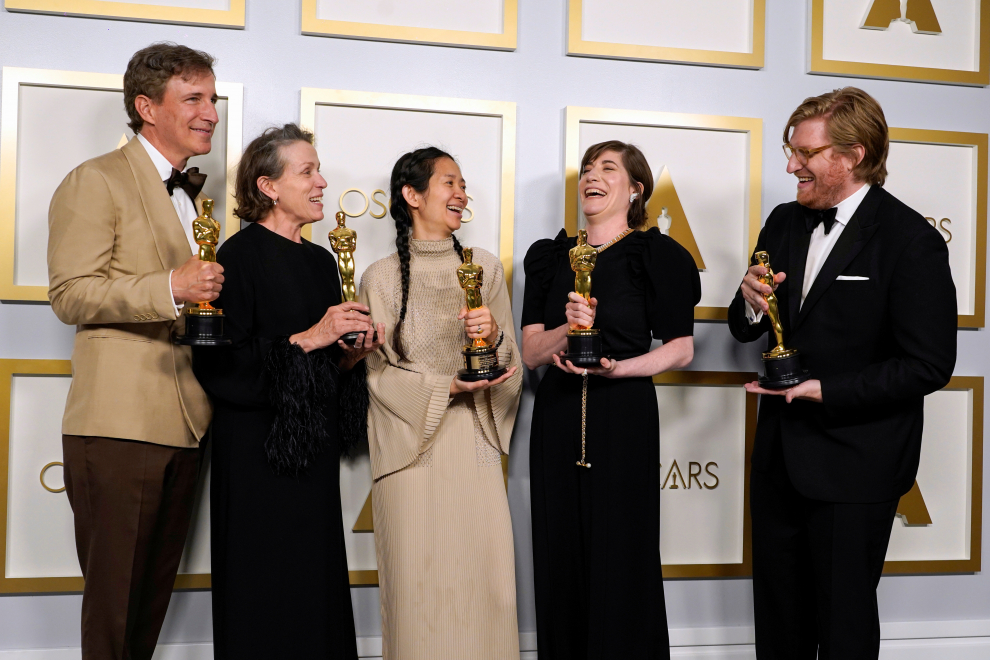 Producers Frances McDormand, left, and Chloe Zhao, winners of the award for best picture for Nomadland, pose in the press room at the Oscars in Los Angeles, California, U.S., April 25, 2021. Chris Pizzello/Pool via REUTERS[[[REUTERS VOCENTO]]] AWARDS-OSCARS/