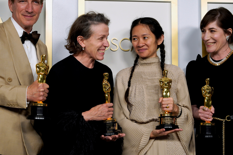 Producers Peter Spears, Frances McDormand, Chloe Zhao, Mollye Asher and Dan Janvey, winners of the award for best picture for Nomadland, pose in the press room at the Oscars, in Los Angeles, California, U.S., April 25, 2021. Chris Pizzello/Pool via REUTERS[[[REUTERS VOCENTO]]] AWARDS-OSCARS/