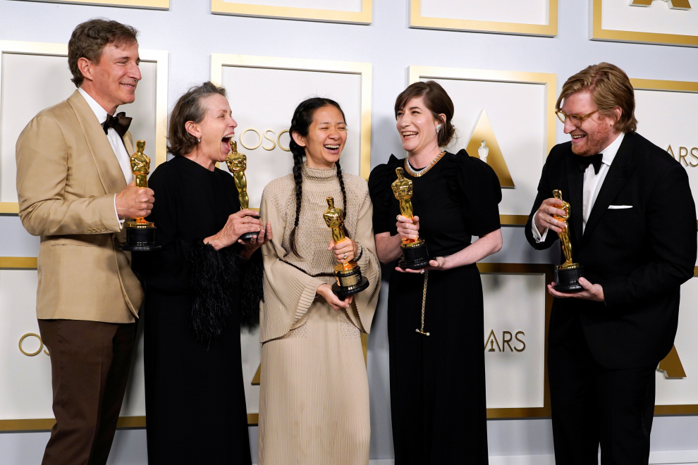 Chloe Zhao poses after winning the Oscar for Directing during the live ABC Telecast of The 93rd Oscars in Los Angeles, California, U.S., April 25, 2021. ABC/A.M.P.A.S./Handout via REUTERS ATTENTION EDITORS. THIS IMAGE HAS BEEN SUPPLIED BY A THIRD PARTY. NO MARKETING OR ADVERTISING IS PERMITTED WITHOUT THE PRIOR CONSENT OF A.M.P.A.S AND MUST BE DISTRIBUTED AS SUCH. MANDATORY CREDIT. NO RESALES. NO ARCHIVES. TABLOIDS OUT; NO BOOK PUBLISHING WITHOUT PRIOR APPROVAL.[[[REUTERS VOCENTO]]] AWARDS-OSCARS/