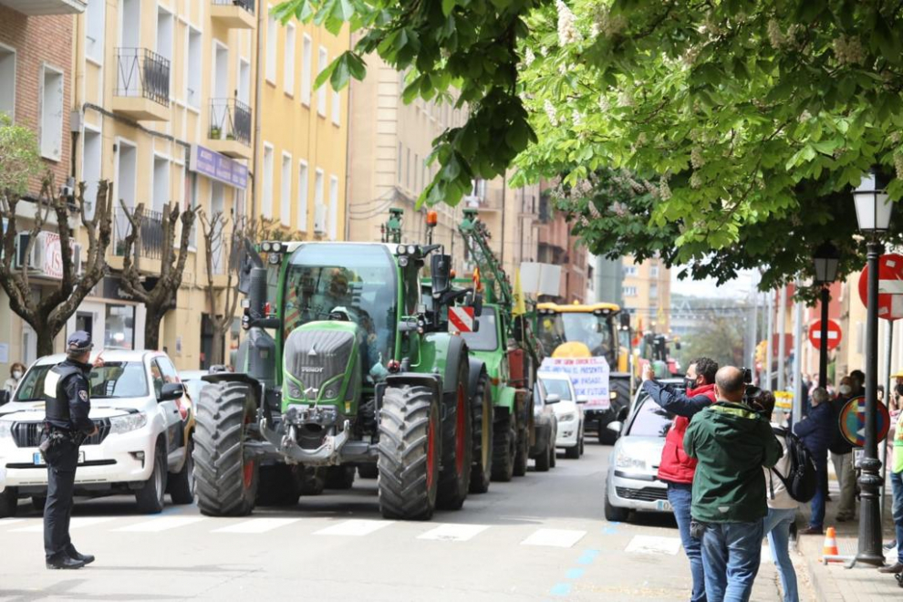 Alrededor de 400 vehículos han participado en la tractorada convocada en Huesca.