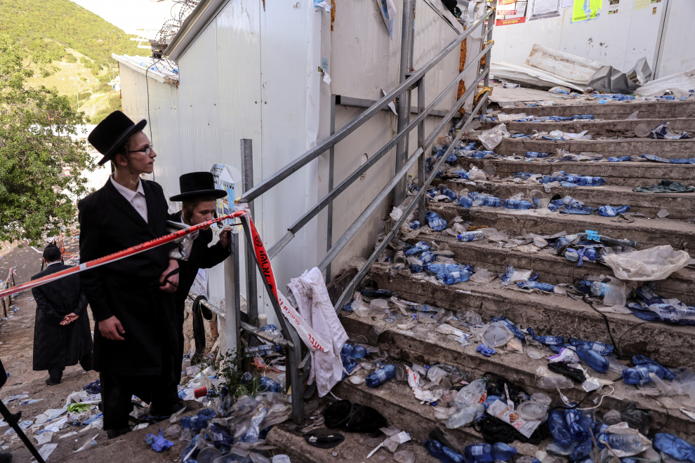 Black yarmulkas are seen on stairs with other waste on it as well in Mount Meron, northern Israel, where fatalities were reported among the thousands of ultra-Orthodox Jews gathered at the tomb of a 2nd-century sage for annual commemorations that include all-night prayer and dance, April 30, 2021. REUTERS/Ronen Zvulun[[[REUTERS VOCENTO]]] ISRAEL-RELIGION/CRUSH