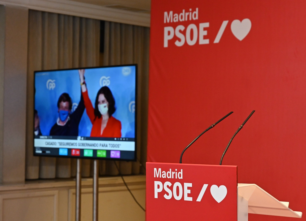 Isabel Díaz Ayuso, vista en una pantalla del hotel madrileño en el que el PSOE sigue los resultados de las elecciones a la Comunidad de Madrid
