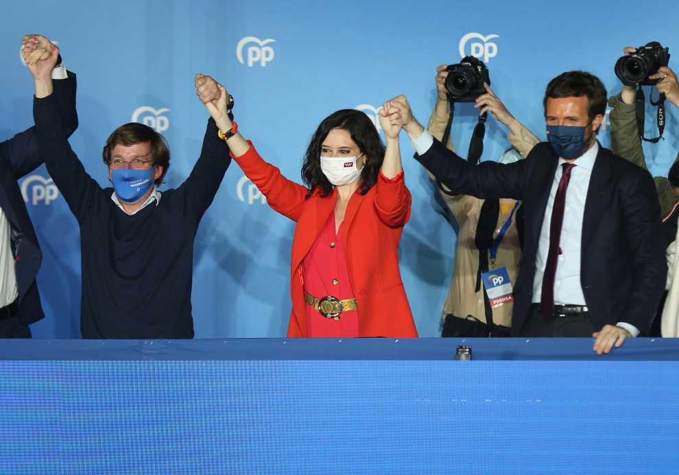 Isabel Díaz Ayuso y Pablo Casado en el balcón de la sede del PP en la calle Génova celebrando el triunfo
