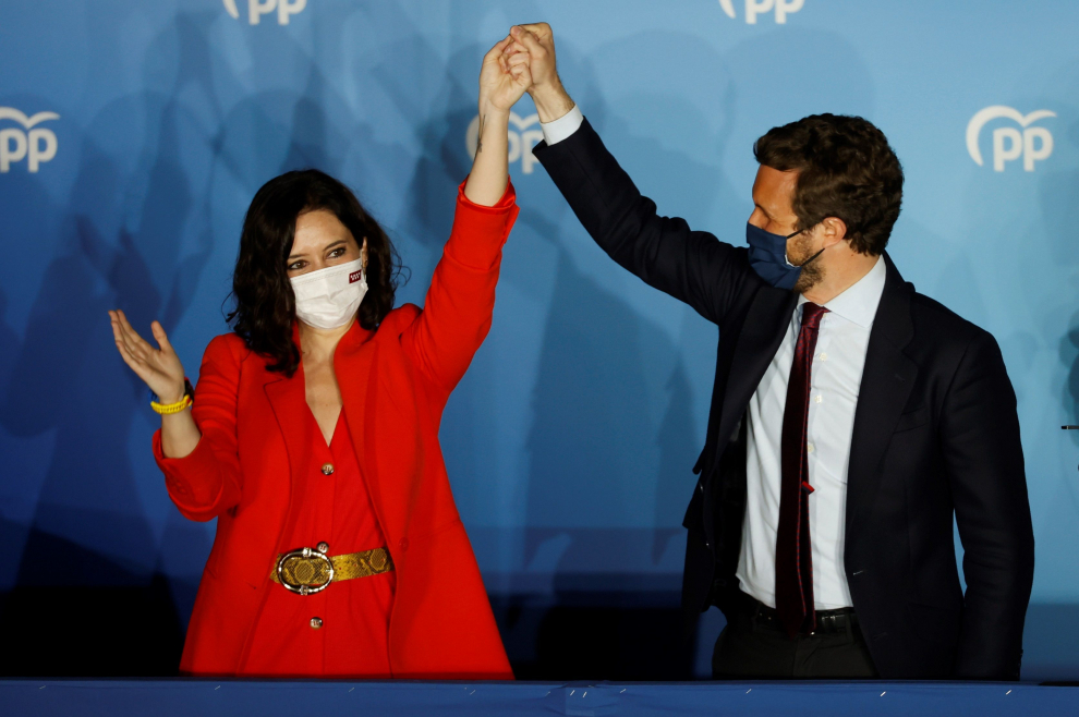 Isabel Díaz Ayuso y Pablo Casado en el balcón de la sede del PP en la calle Génova