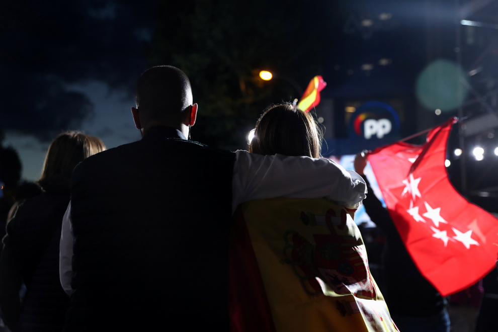 Seguidores del PP se dan cita en la calle Génova para celebra el triunfo de Isabel Díaz Ayuso