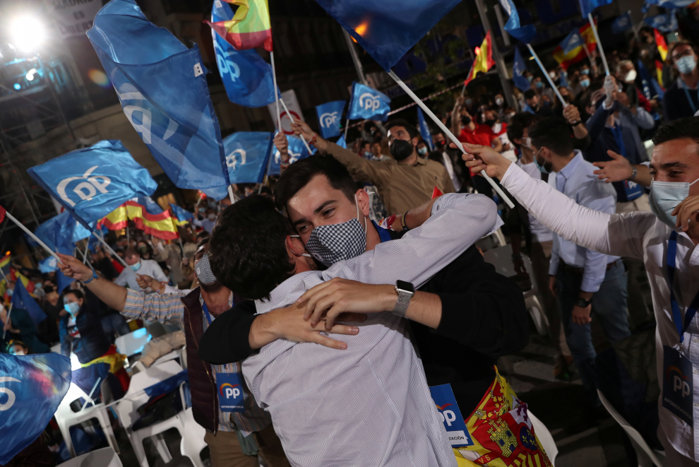 Seguidores del PP se dan cita en la calle Génova para celebra el triunfo de Isabel Díaz Ayuso