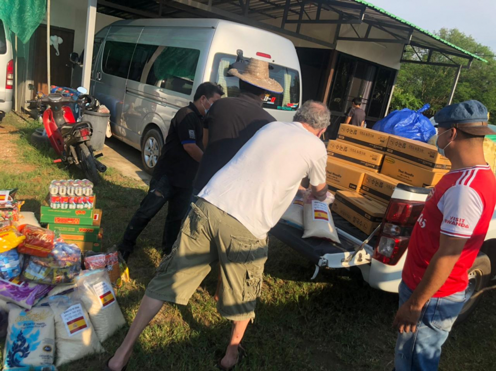 Carlos Pérez y su equipo se encargan de distribuir alimentos y materiales esenciales a los desplazados birmanos en la frontera entre Tailandia y Birmania.