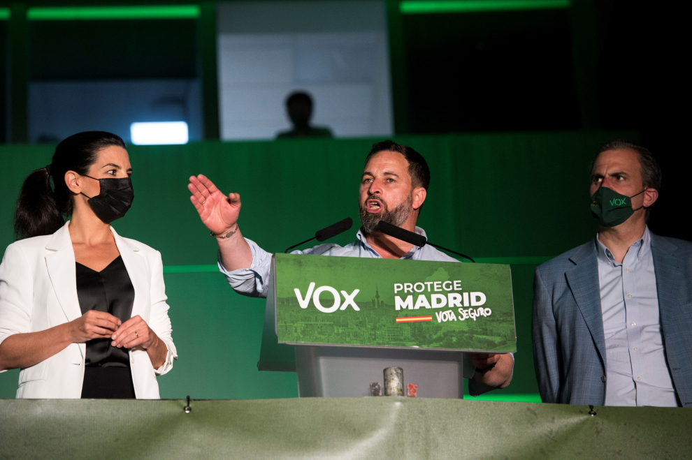 El presidente de Vox, Santiago Abascal (c), acompañado por la candidata a la presidencia de la Comunidad de Madrid Rocio Monasterio y el concejal de su grupo en el ayuntamiento madrileño, Javier Ortega Smith