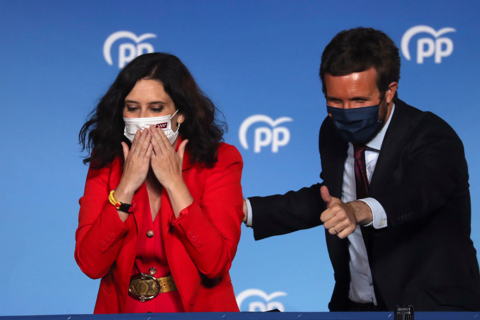 Isabel Díaz Ayuso y Pablo Casado en el balcón de la sede del PP en la calle Génova