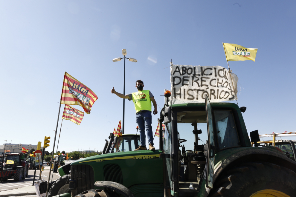 Tractorada convocada por UAGA en defensa de la PAC por las calles de Zaragoza, este jueves, 6 de mayo.